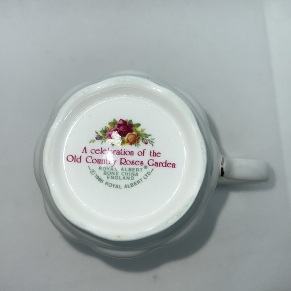 ROYAL ALBERT MUG 25th ANNIVERSARY A CELEBRATION OF THE OLD COUNTRY ROSES GARDEN - Picture 8 of 11